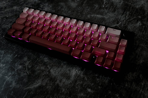 Top view van roze-witte keycap combinatie – ideaal voor creatieve werkplekken